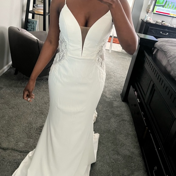 White Wedding Dress Never Worn - Picture 1 of 8